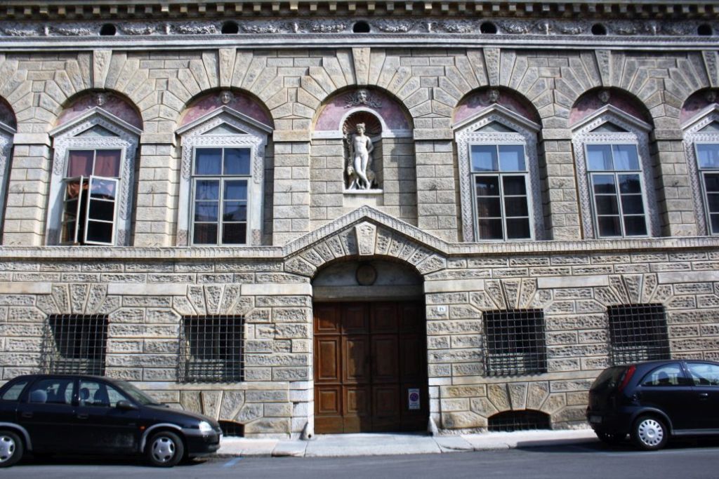 Mantua. Via Carlo Poma, Casa Giulio Romano, 1540-1544. Środkowa część fasady z charakterystycznym gzymsem wyłamującym się nad głównym wejściem w postaci trójkątnego szczytu. Fot. Jerzy S. Majewski