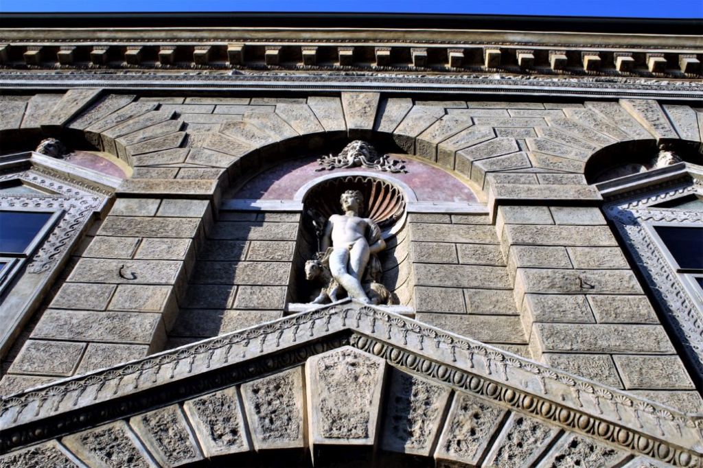 Mantua. Via Carlo Poma, Casa Giulio Romano, 1540-1544. Postać Merkurego w niszy nad wejściem. Gzyms wyłamany w formie naczółka pokrywa zdumiewający ornament inspirowany dokonywanymi w XVI w. zabytkami starożytności. Fot. Jerzy S. Majewski