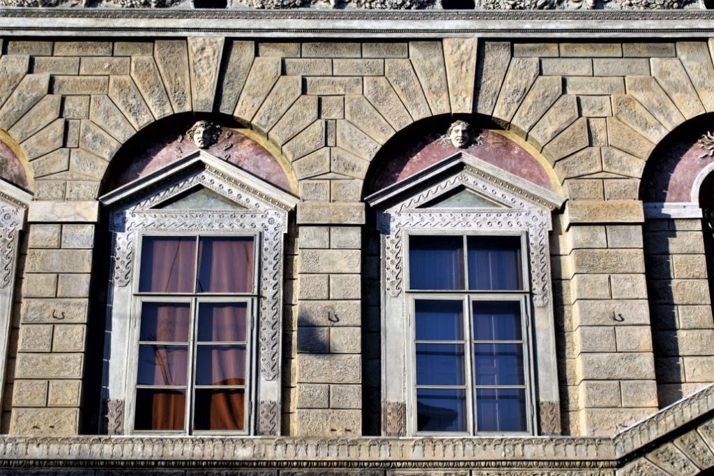 Mantua. Via Carlo Poma 18, Casa Giulio Romano.1540-1544. Okna piano nobile umieszczone w ostentacyjnie płytkich niszach. Fot. Jerzy S. Majewski