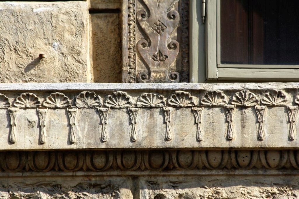 Mantua. Via Carlo Poma 18, Casa Giulio Romano.1540-1544. Fragment gzymsu kordonowego z nieortodoksyjną dekoracją. Fot. Jerzy S. Majewski