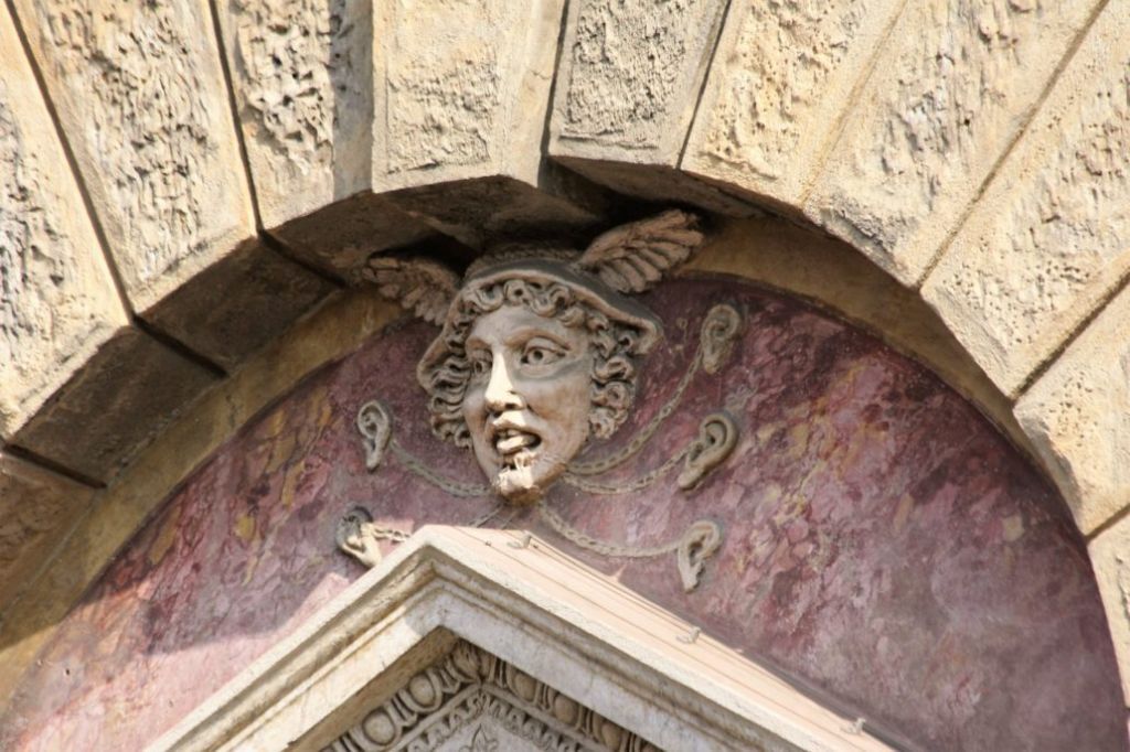 Mantua. Via Carlo Poma 18, Casa Giulio Romano, 1540-1544. Maska Merkurego w łuku niszy nad oknem Piano Nobile. Fot. Jerzy S. Majewski