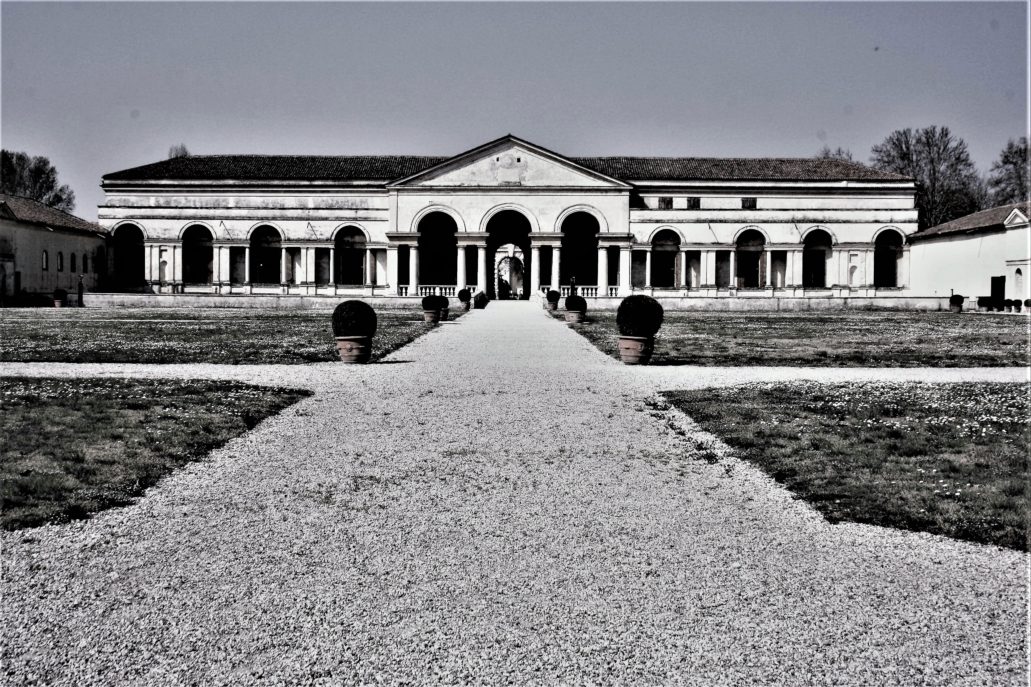 Mantua. Palazzo del Tè wzniesiony przez Giulio Romano dla Federico II Gonzagi w latach 1524-1534. Widok na oddzielona fosą elewację frontową od strony ogrodu i eksedry. Fot. Jerzy S. Majewski