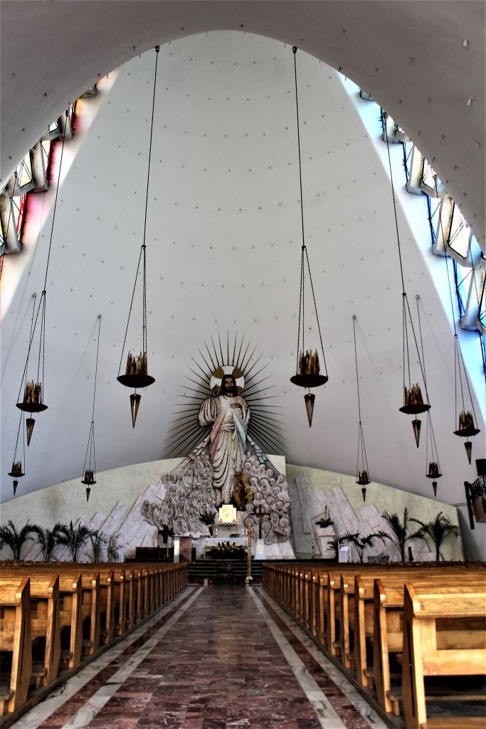 Kalisz. Kościół Miłosierdzia Bożego. Wnętrze nawy z widokiem na prezbiterium. Fot. Jerzy S. Majewski