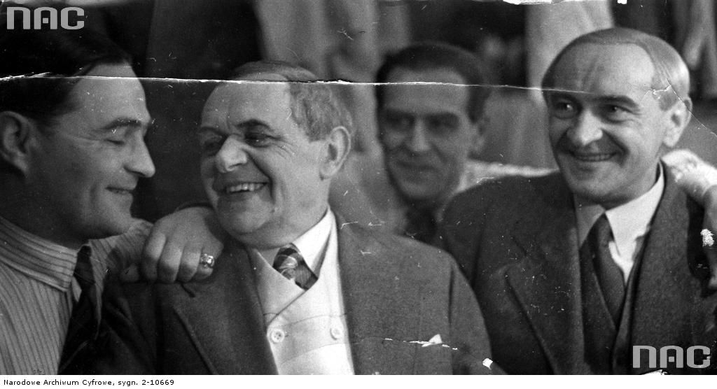 Znani aktorzy warszawscy. Od lewej na pierwszym planie. Adolf Dymsza, Antotni Fertner  i Józef Orwid. Fotografia z czasu okupacji. Fot. zbiory NAC