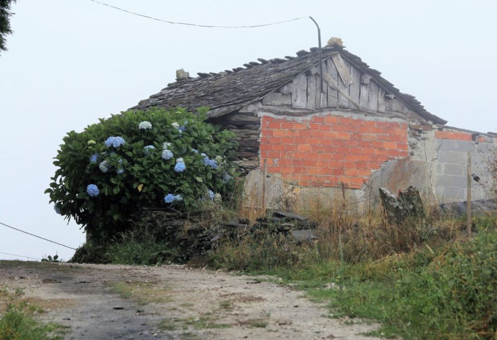 Pierwszy budynek zapowiadający wieś O'Burgo. Fot. Jerzy S. Majewski
