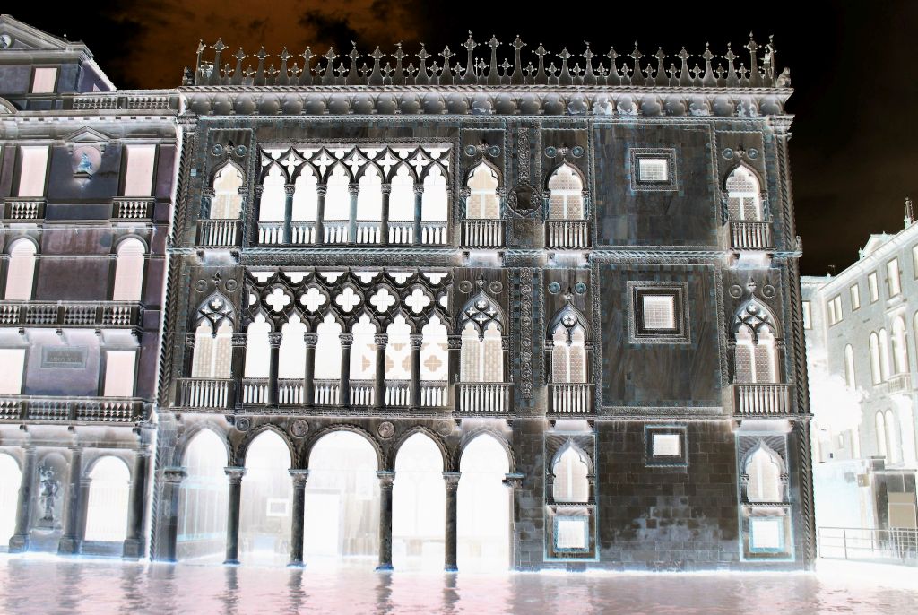 Wenecja. Canale Grande. Dla porównania koronkowa fasada gotyckiego Palazzo Ca' d'Oro realizowanego od 1421 r. Fot. Jerzy S. Majewski