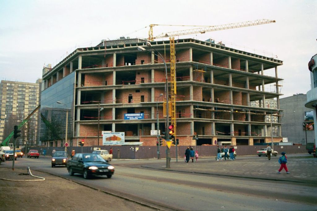 Nowy budynek mennicy u zbiegu Żelaznej i Grzybowskiej. Zdjęcie z czasów budowy w 1994 r. Fot. Jerzy S. Majewski