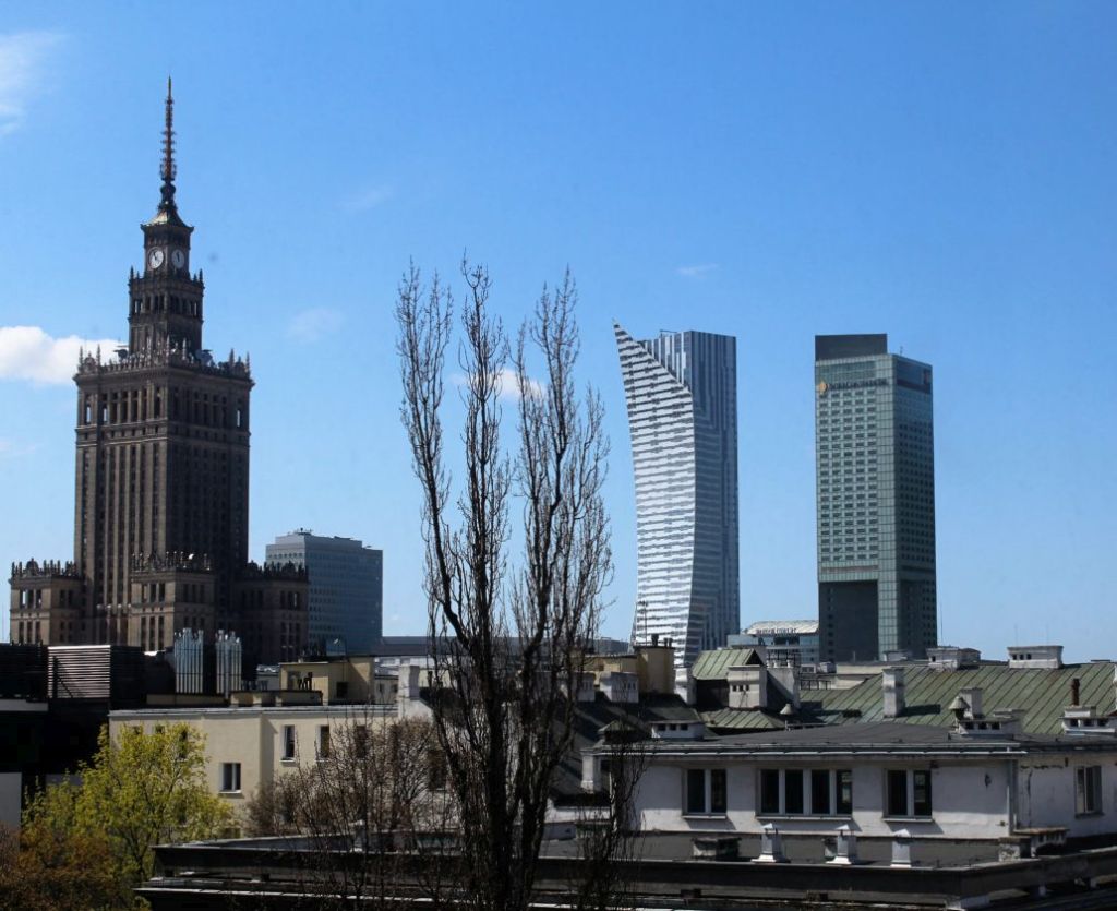 Widok na Pałac Kultury oraz wieżowce Złota 44 i hotel InterContinental widziane z okna kamienicy przy Kredytowej. Fot. Jerzy S. Majewski