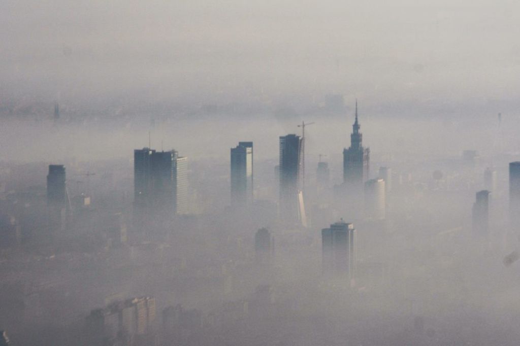 Ścisłe centrum Warszawy wyłania się z mgły. Marzec 2012. Pośrodku widać trwająca budowę wieżowca Złota 44. Fot. Jerzy S. Majewski
