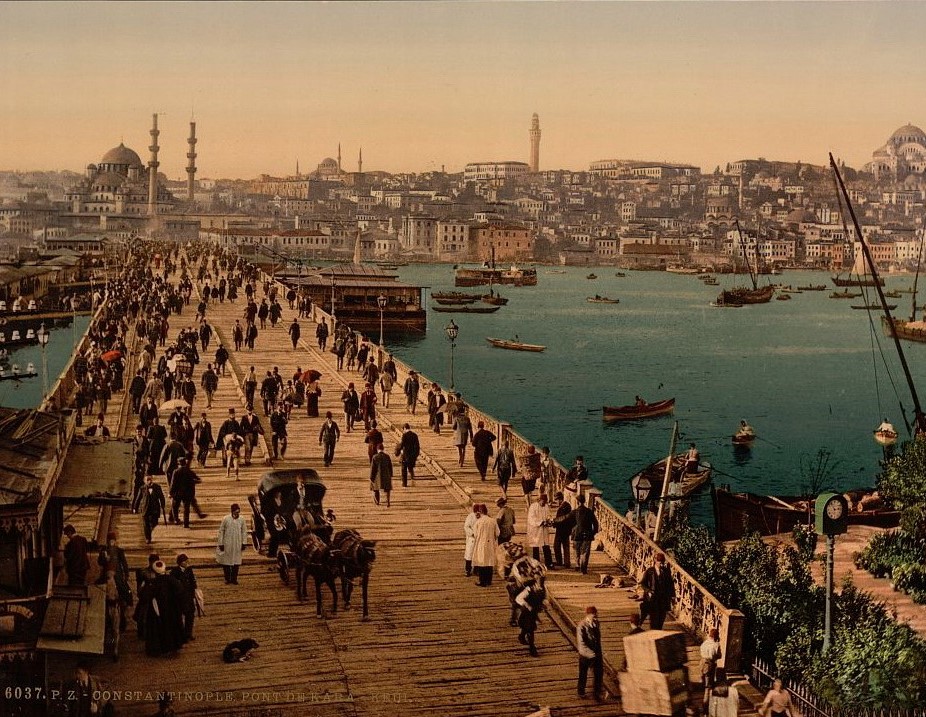Stambuł. Wąski, drewniany most Galata z 1872 r. W głębi z lewej za mostem Nowy Meczet Sułtanki Matki (Yeni Cami) z lat 1597-1663. Kartka pocztowa