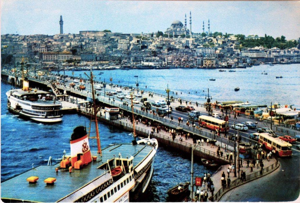 Stambuł. Most Galata w latach 60. XX w. Warto zwrócić uwagę na trolejbus u dołu po prawej. W głębi meczet Sulejmana Wspaniałego. Pocztówka ze zbioru autora