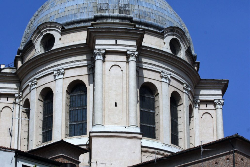 Mantua. Bazylika San Andrea. Zewnętrzy widok tamburu kopuły. Fot. Jerzy S. Majewski