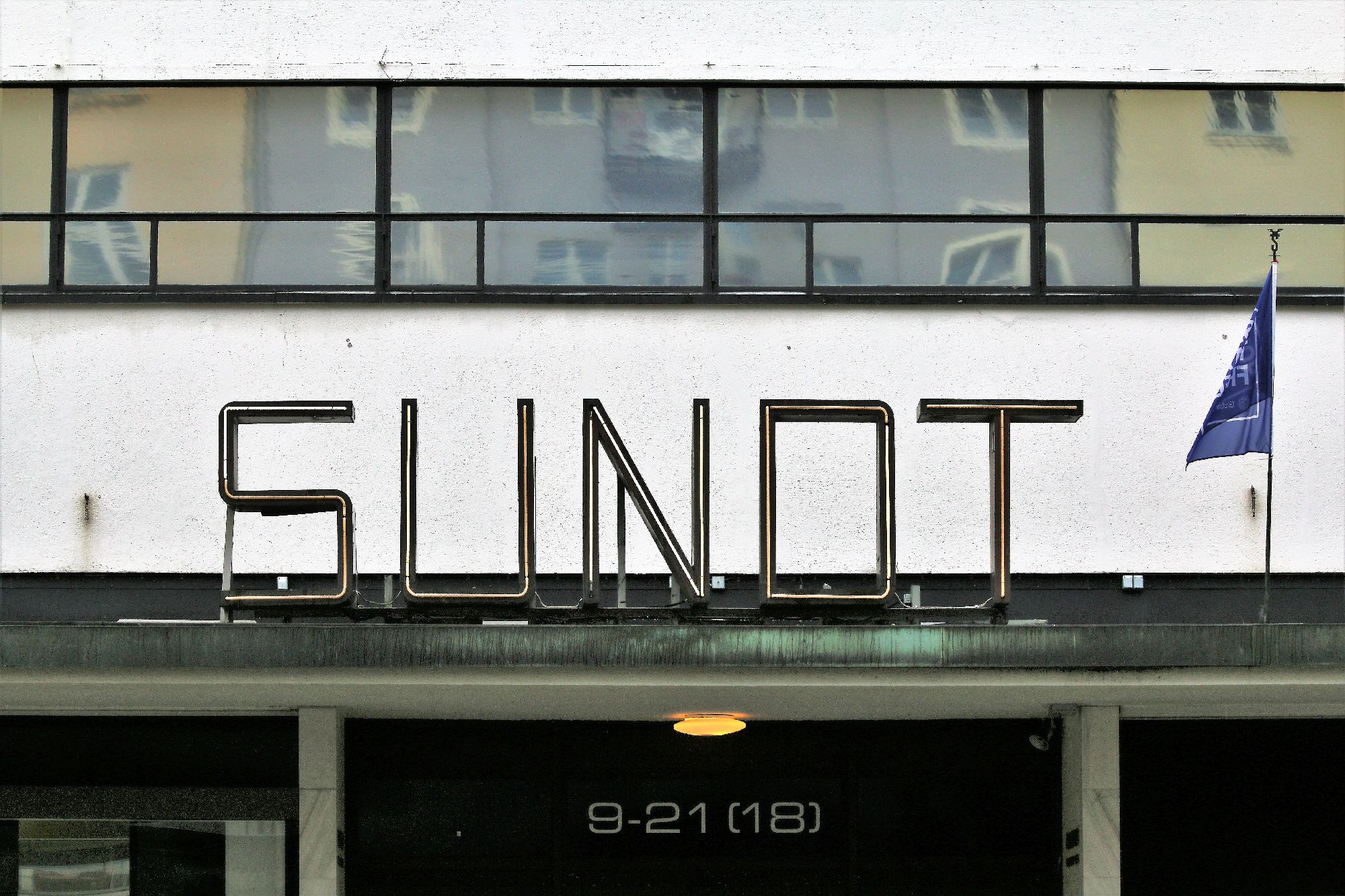 Bergen. Neon Domu Towarowego „Sundt”. Fot. Jerzy S. Majewski