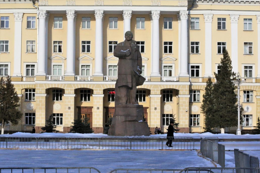 Smoleńsk. Rosja. Pomnik Lenina z 1967 r. wznosi się na tle socrealistycznej zabudowy placu Lenina. Fot. Jerzy S. Majewski