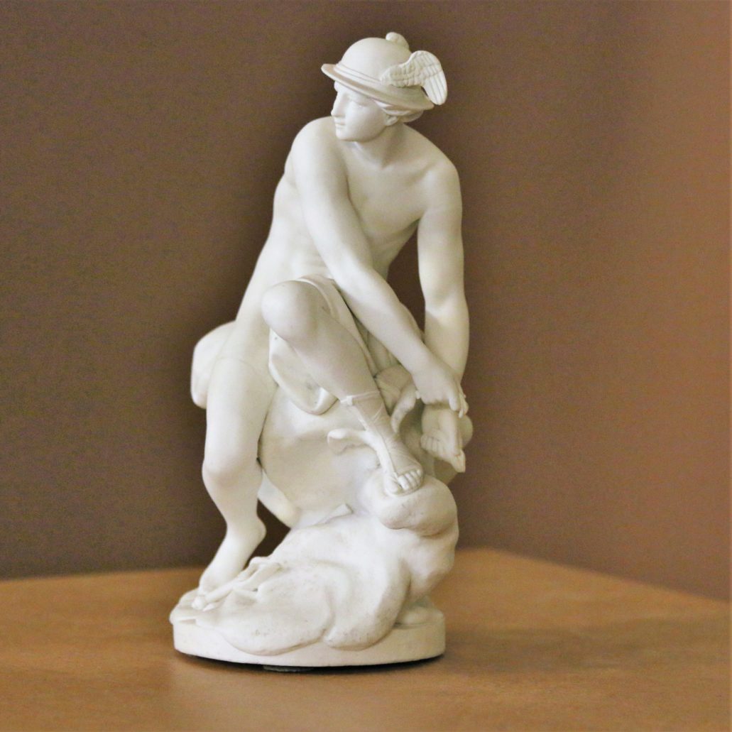Warszawa. Zamek Królewski. Siedzący Merkury wg modelu Jeana-Baptiste’a Pigalle’a. Figurka z biskwitu 1770-1780