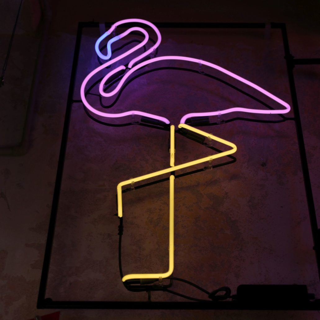 Jeden z licznych w pracowni neonów ażurowych – flaming w pastelowych barwach. Efekt kolorystyczny osiągnięty dzięki szkłu barwionemu w masie. Fot. Jerzy S. Majewski