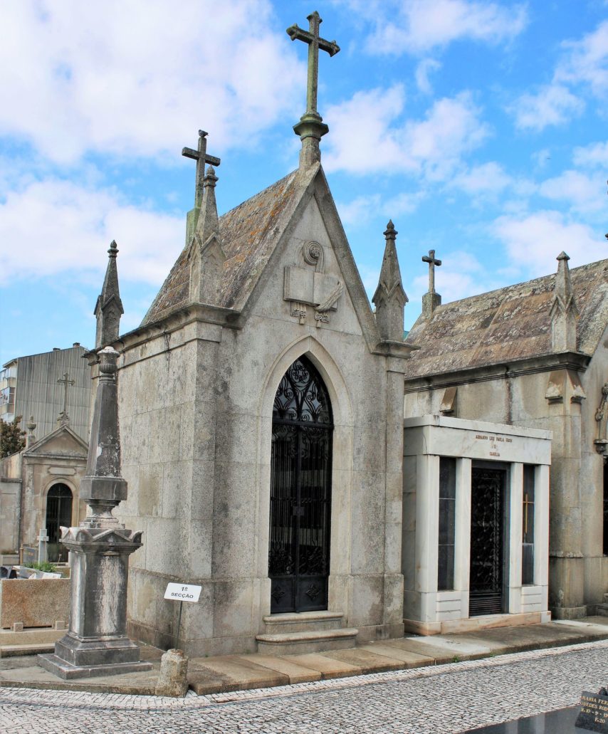 Porto. Cemitério de Agramonte. Na cmentarzu dominują kaplice neogotyckie. Fot. Jerzy S. Majewski 