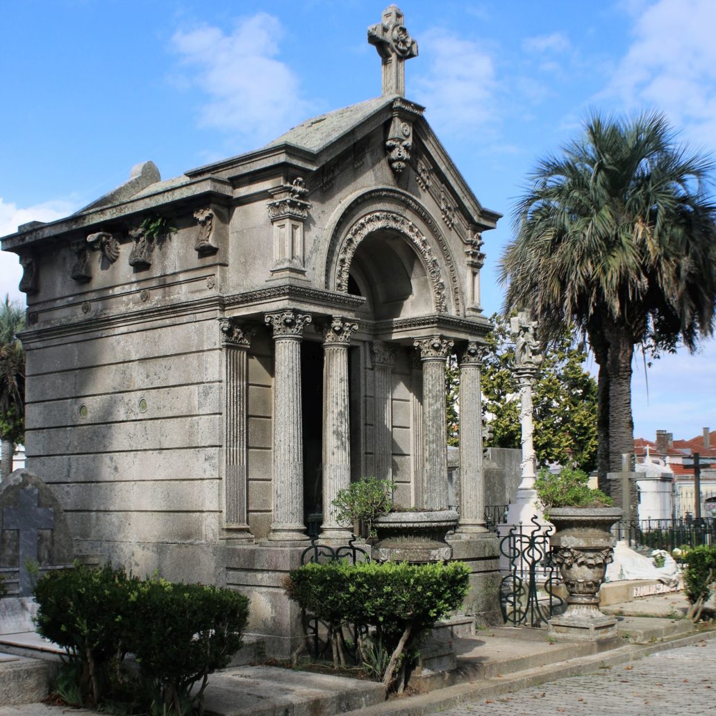 Porto. Cemitério de Agramonte. Jedna z bardzo dekoracyjnych, eklektycznych kaplic. Fot. Jerzy S. Majewski 