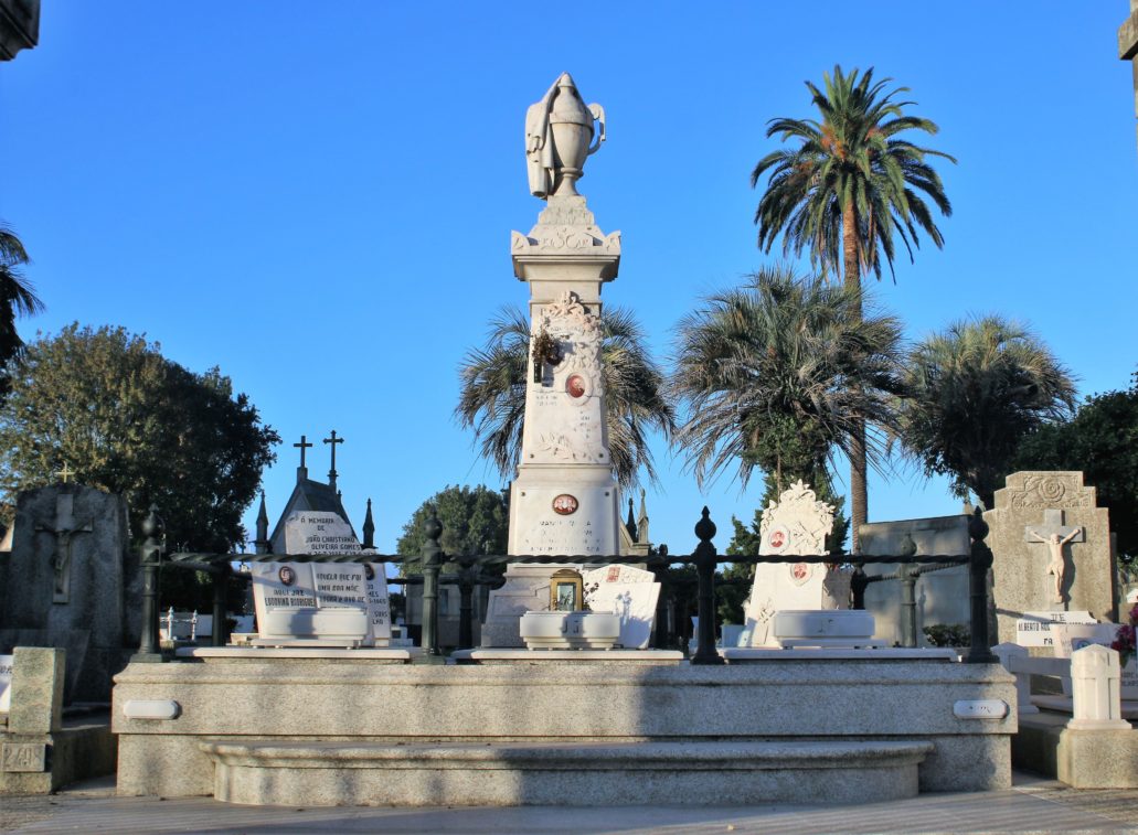 Porto. Cemitério de Agramonte. Obelisk z urną pośród palm. Fot. Jerzy S. Majewski 