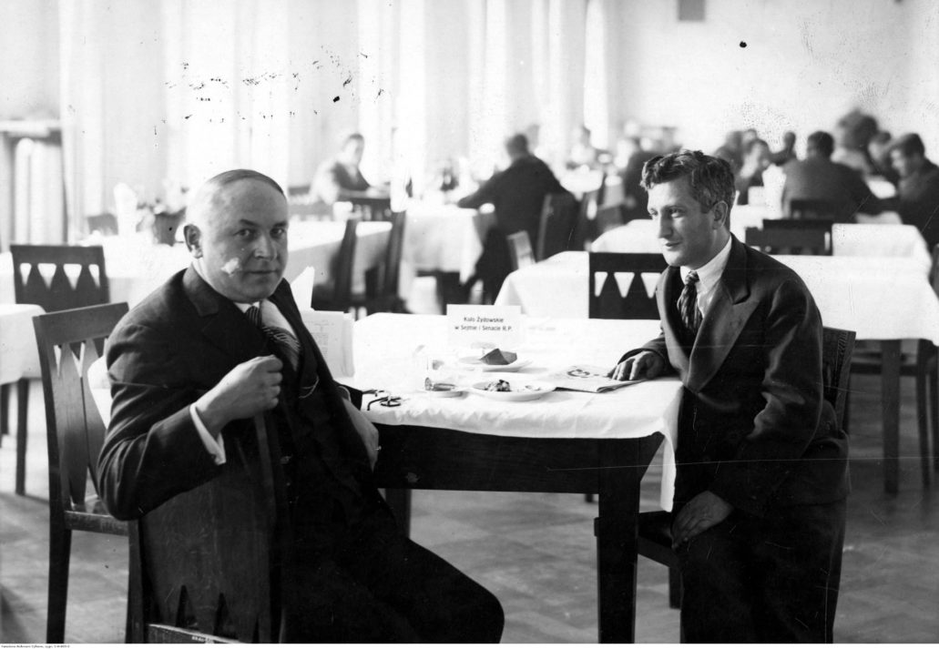 Bernard Singer, po lewej w restauracji sejmowej w 1929 r. Z lewej Leon Reich poseł na sejm i polityk syjonistyczny zmarły we Lwowie kilka tygodni po wykonaniu fotografii. Fot. Narodowe Archiwum Cyfrowe. 