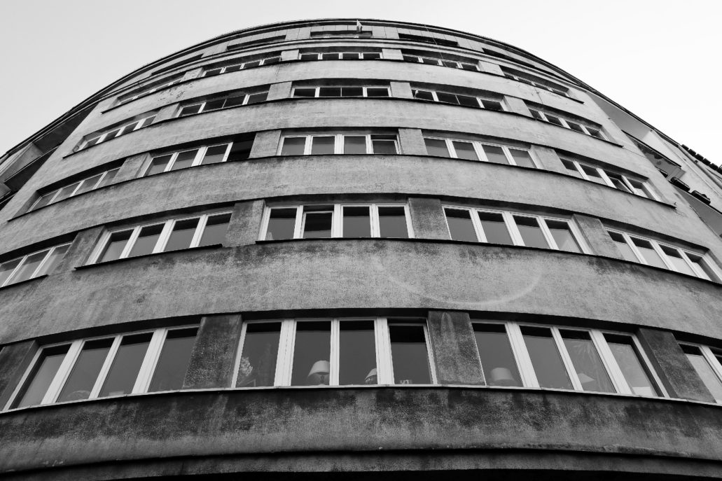 Warszawa. Bartoszewicza 1a (dawniej Al. na Skarpie 69). Projekt Lucjan Korngold. Fragment środkowej partii fasady kamienicy. W latach 70. uszkodzone wojną tynki szlachetne zapaćkano nowym tynkiem, zacierając jednoczesne podziały płytowe elewacji. Fot. Jerzy S. Majewski