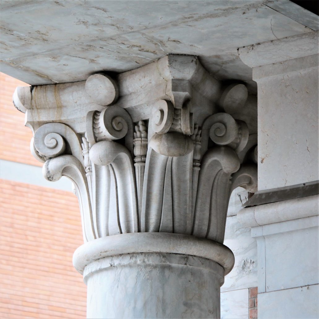 Ferrara. Palazzo delle Poste. Stylizowana głowica kolumny w narożnym podcieniu budynku. Fot. Jerzy S. Majewski