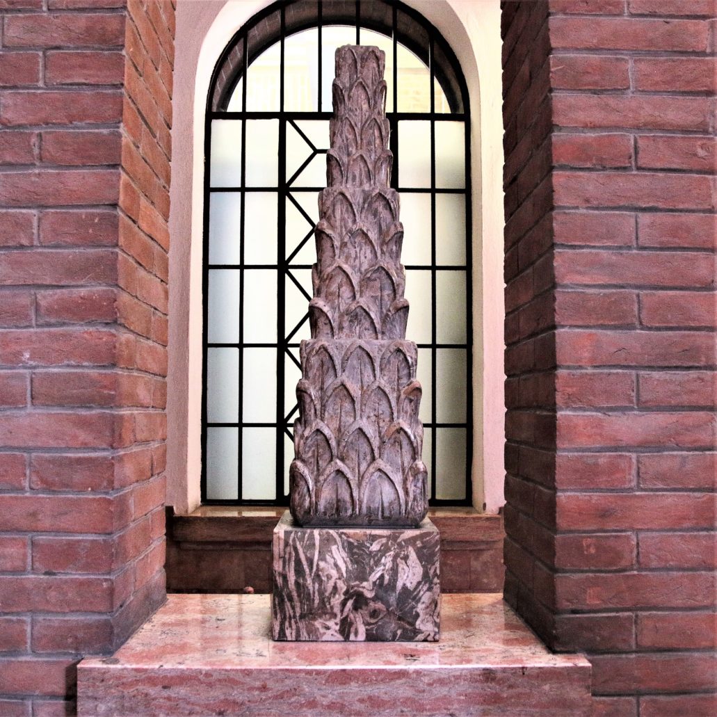 Ferrara. Palazzo delle Poste. Obelisk na parapecie okna budynku. Fot. Jerzy S. Majewski