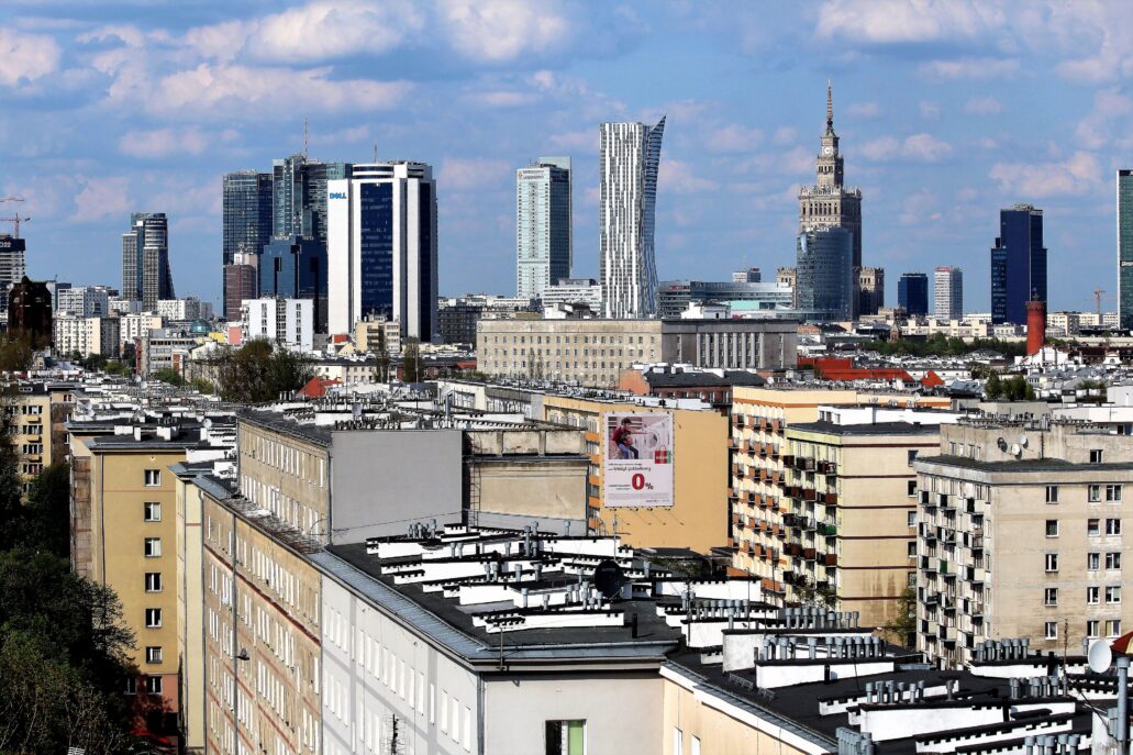 Warszawa. Widok w kierunku ścisłego centrum miasta z Pałacem Kultury i Nauki w 2015 r. Pałac wciąż dominuje, choć tuż obok wyrosła mu konkurencja wieżowców, mających dachy wyżej od dachu pałacu. Na pierwszym planie zabudowa ulicy Grójeckiej. Budujący się budynek z lewej, to wieżowiec „Q22” o całkowitej wysokości 195 metrów, a wznoszony w miejscu zburzonego hotelu Mercure (Grzybowska róg Jana Pawła II). Najwyższy w panoramie, poza Pałacem Kultury, wydaje się apartamentowiec „Złota 44”. Jego dach jest jednak wyżej od dachu PKiN. Fot. Jerzy S. Majewski