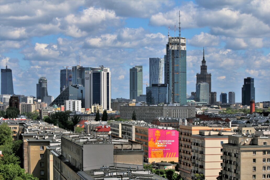 Warszawa. Ten sam widok w maju 2021 r. Wieżowiec „Q22” jest już gotowy od kilku lat. Pałac Kultury i Nauki optycznie bardzo zmalał w sąsiedztwie „Varso Tower”, wznoszącego się bliżej punktu, z którego robiłem zdjęcie. U podstawy „Varso Tower” widać towarzyszące mu niższe budynki biurowe, ciągnące się wzdłuż ulicy Chmielnej, o wysokości 90 i 81 m. Bardziej po lewej pojawiła się potężna, narastająca ku górze bryła biurowca Chmielna 89. Niemal w całości zasłoniła sąsiedni, dawny wieżowiec „Warta Tower” (82 m). Fot. Jerzy S. Majewski