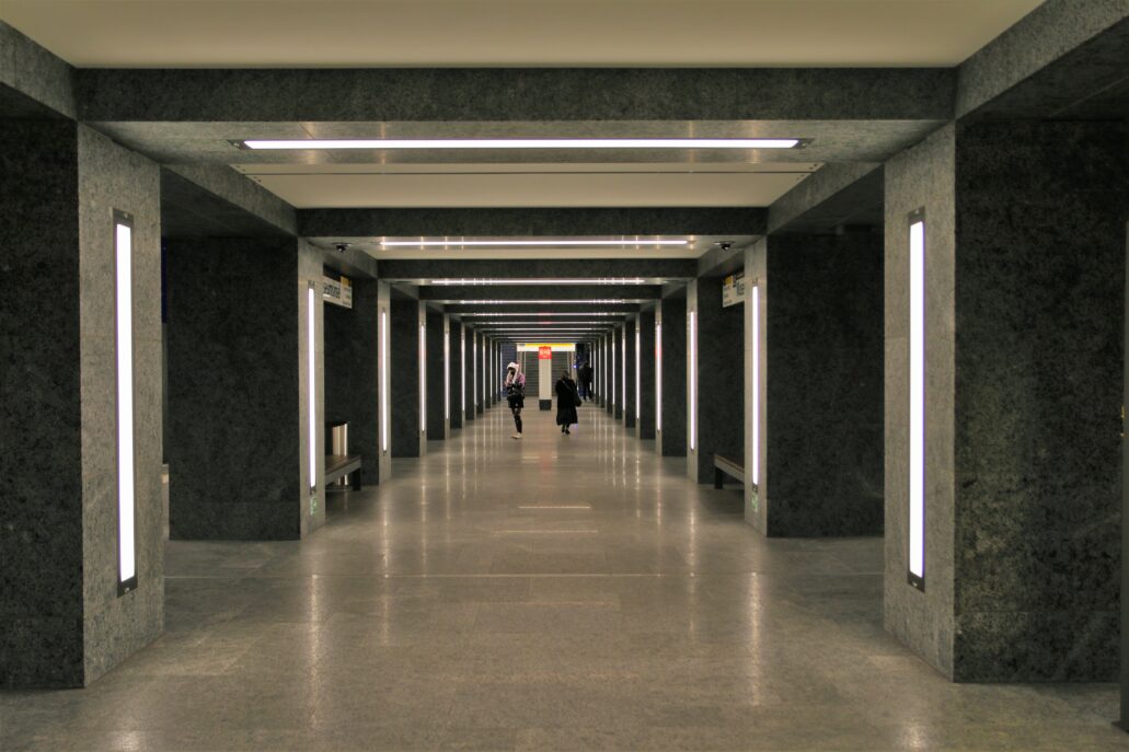 Berlin. Stacja metra U5 „Museuminsel”. Galeria komunikacyjna dzieląca perony ma płaski strop wsparty na rzędach kwadratowych filarów. Fot. Jerzy S. Majewski