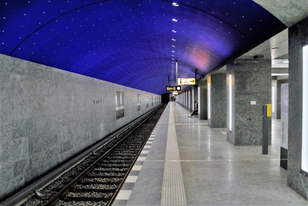 Berlin. Stacja metra U5 „Museuminsel”. Fragment peronu z ugwieżdżonym sklepieniem kolebkowym. Fot. Jerzy S. Majewski