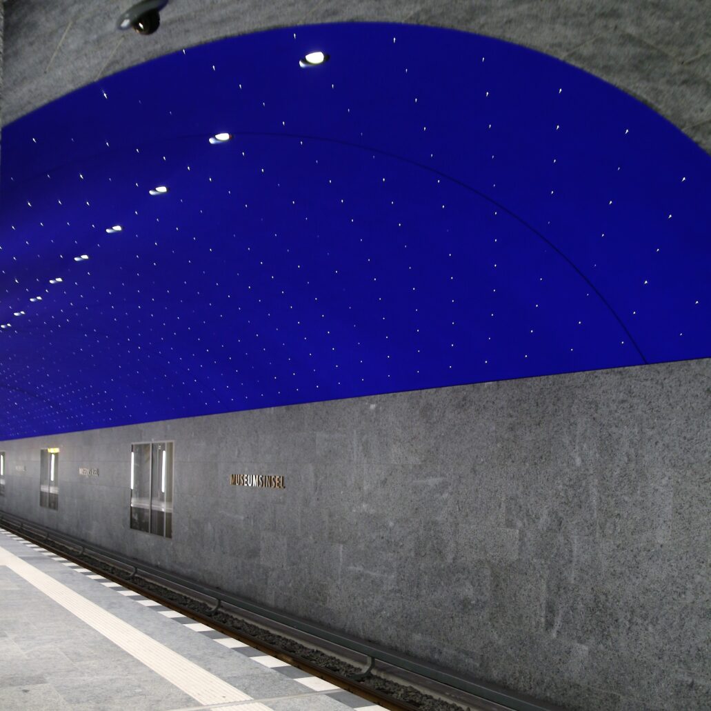 Berlin. Stacja metra U5 „Museuminsel”. Fragment peronu i sklepienia. Fot. Jerzy S. Majewski