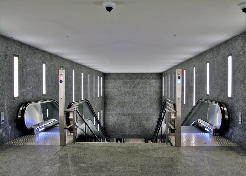 Berlin. Stacja metra U5 „Museuminsel”. Lapidarna architektura wyjścia z peronu. Ściany wyłożone granitem z gór Fichtel. Fot. Jerzy S. Majewski