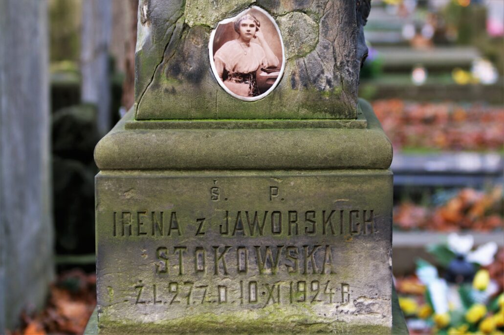 Warszawa. Stare Powązki. Nagrobek Ireny z Jaworowskich Stokowskiej, zmarłej w 1924 r. Fot. Jerzy S. Majewski