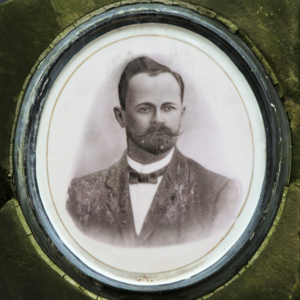Warszawa. Stare Powązki. Portret Jana Szczekowskiego, adwokata przysięgłego, zmarłego 1 stycznia 1904 r. Fot. Jerzy S. Majewski