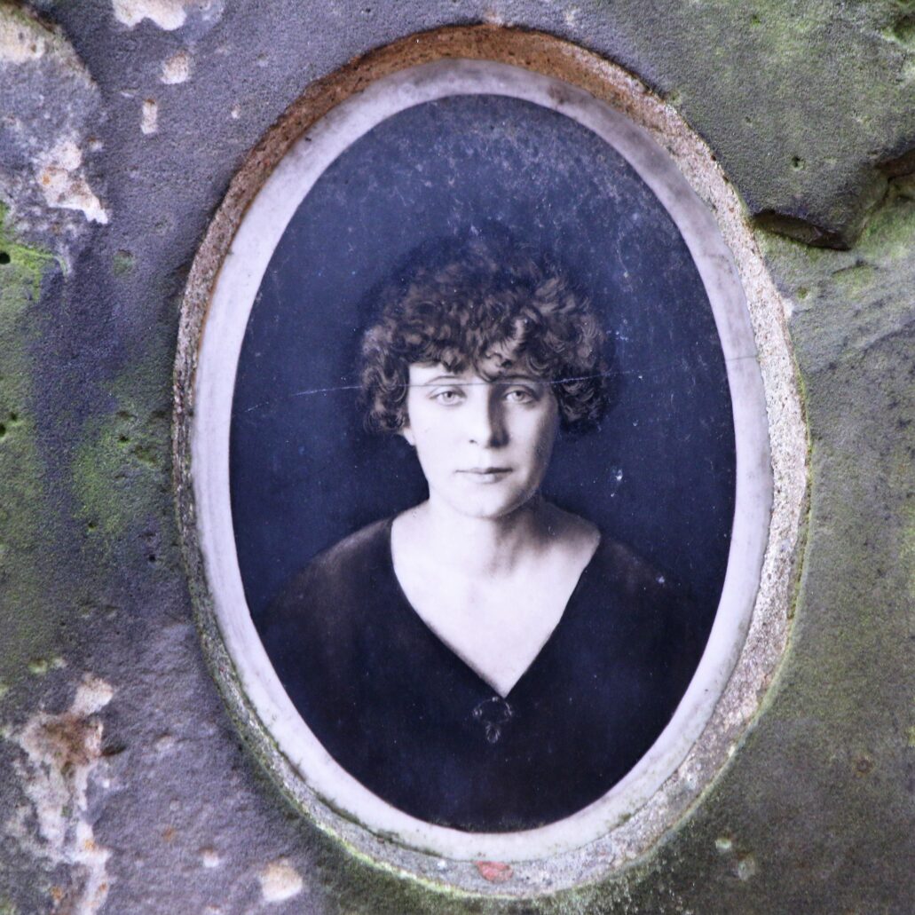 Warszawa. Stare Powązki. Portret Marii z Szatkowskich Matibandowej, zmarłej w 1922 r. Fot. Jerzy S. Majewski