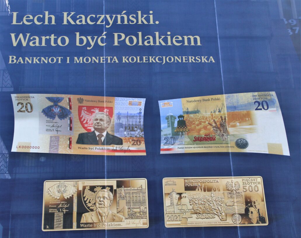 Wielkoformatowa reklama banknotu okolicznościowego z Lechem Kaczyńskim na łódzkiej kamienicy u zbiegu Nickiewicza i Kościuszki. 