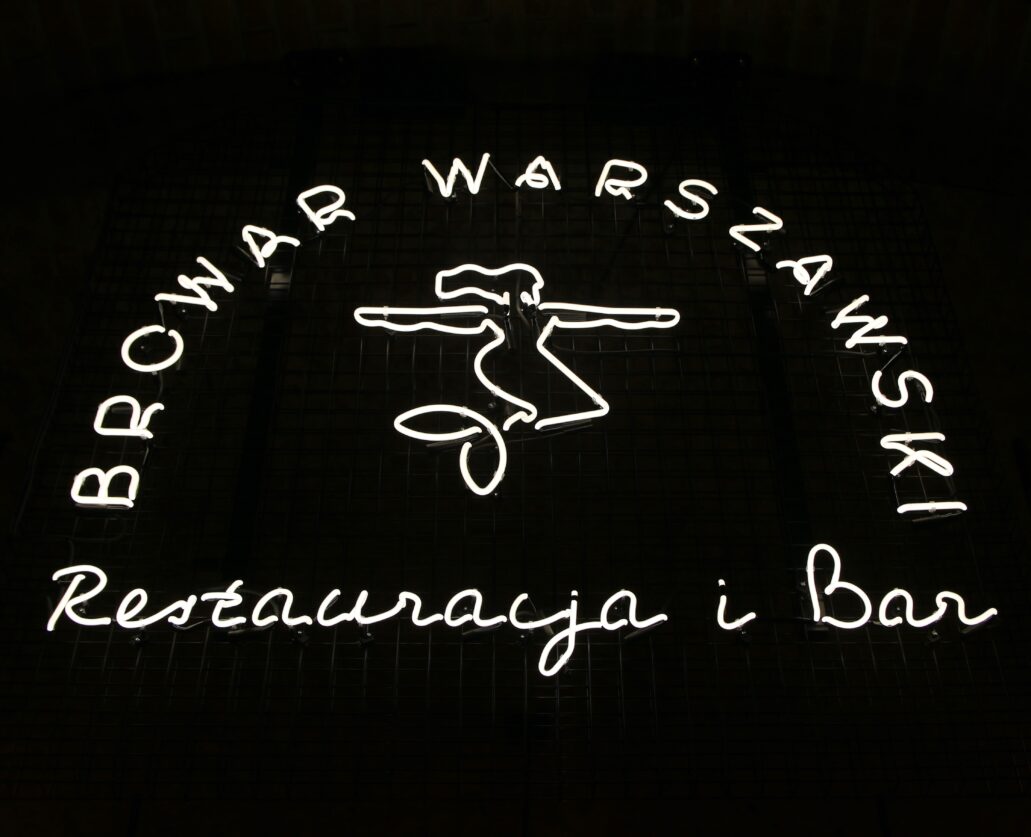 Warszawa. Grzybowska. Syrena powtarzająca logotyp Browarów Warszawskich. Fot. Jerzy S. Majewski