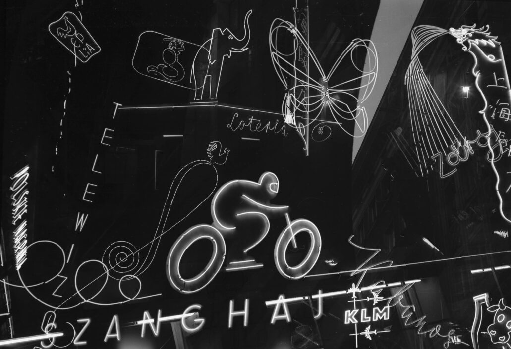 Kolaż z fotografii warszawskich neonów z początku lat 60. XX w. U góry z lewej widać neon z Syrenką wpisaną w ekran telewizora. Reklamował sklep Warszawskich Zakładów Telewizyjnych przy ul. Kruczej 6/14. 