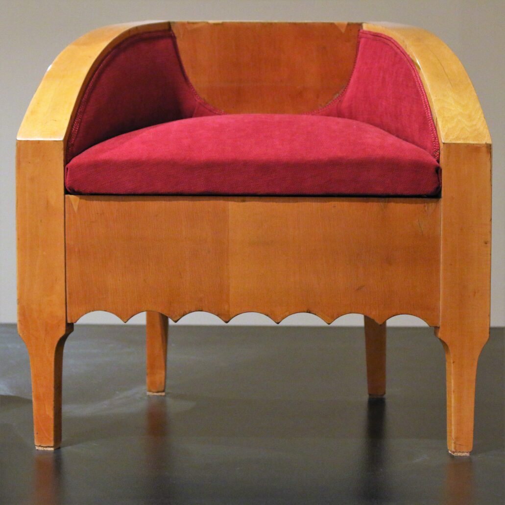 Stanisław Wyspiański. Fotel z kompletu mebli do salonu Żeleńskich z 1905 r. Meble Wyspiańskiego były bardzo wystylizowane i unikatowe. Drastycznie pomijały jednak aspekty ergonomii. Fot. Jerzy S. Majewski