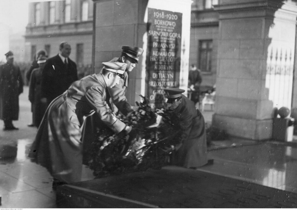 Warszawa. Grób Nieznanego Żołnierza. Galeazzo Ciano składa wieniec na grobie Nieznanego Żołnierza w lutym 1939 r. Fot. Narodowe Archiwum Cyfrowe