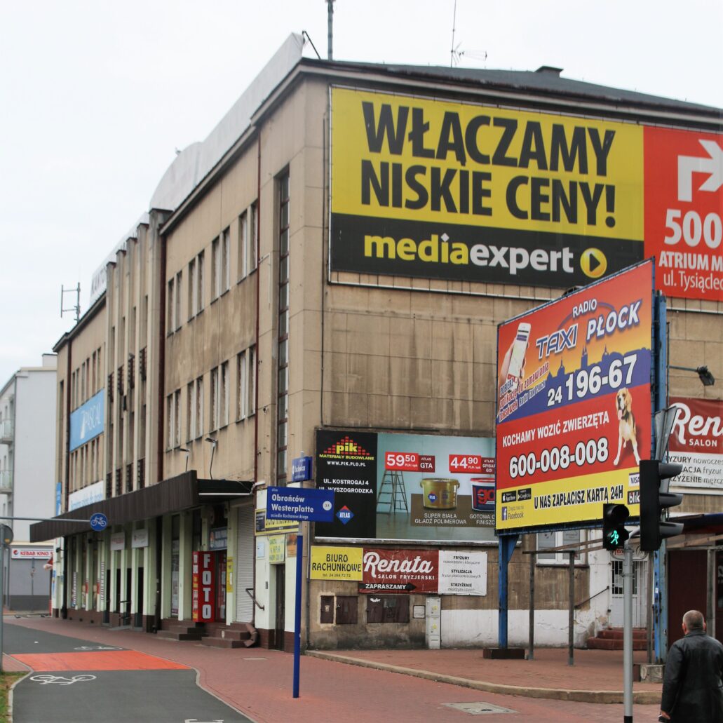 Płock. Widok ogólny budynku dworca autobusowego oszpeconego reklamowym śmietnikiem. Fot. Jerzy S. Majewski