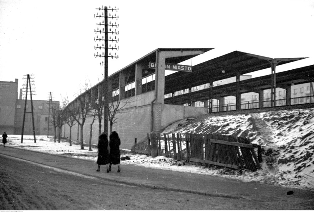Będzin. Dworzec Będzin Miasto. Perony oraz widoczny w oddali budynek dworca w połowie lat 30. XX w. Fot. Narodowe Archiwum Cyfrowe