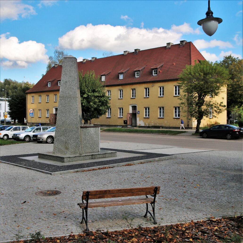 Ciechanów. Wielorodzinny blok mieszkalny przy Placu Piłsudskiego 4/5. Plac miał być centralnym punktem Gartenvorstadt Zichenau. Fot. Jerzy S. Majewski