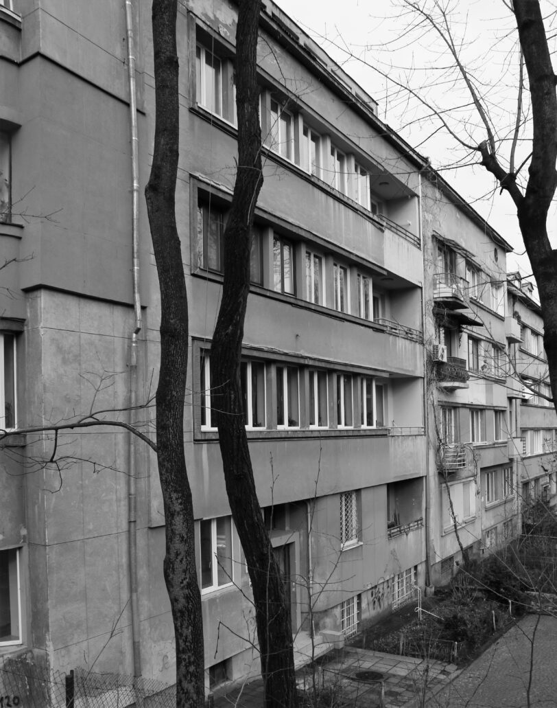 Lwów. Funkcjonalistyczne kamienice z lat 30. przy dawnej ul. Sykstuskiej. W sowieckim Lwowie mieszkania w tego rodzaju kamienicach z lat 30. bardzo cenili sobie przedstawiciele nowych elit. Jeszcze w latach 90. XX w. nazywano je niekiedy we Lwowie „luxami”. Dla ludzi przyjeżdzających do Lwowa z ZSRR, czy to po wrześniu 1939 r., czy też od 1944 r. tego rodzaju budynki z lat 30. były czymś nowym, czego nie było w imperium Stalina. Fot. Jerzy S. Majewski