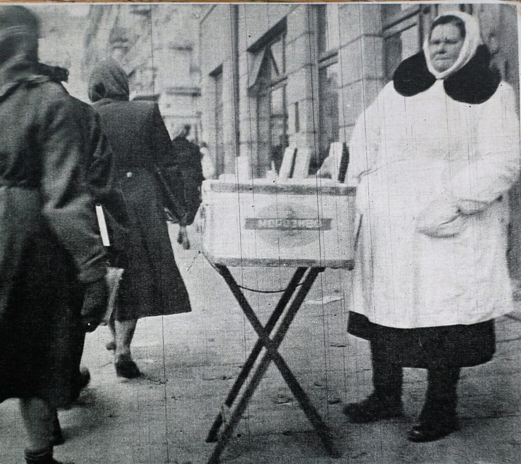 Lwów. Uliczna sprzedaż lodów w 1957 r. Fot. wg „Świat” 1957