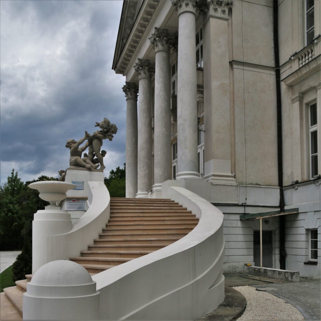 Otwock. Budynek dawnego kasyna. Wyginające się, wachlarzowe schody przed fasadą. Fot. Jerzy S. Majewski