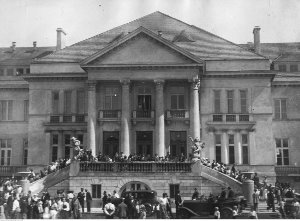 Otwock. Kasyno. Fasada w 1933 r. po otwarciu budynku. Fot. Narodowe Archiwum Cyfrowe