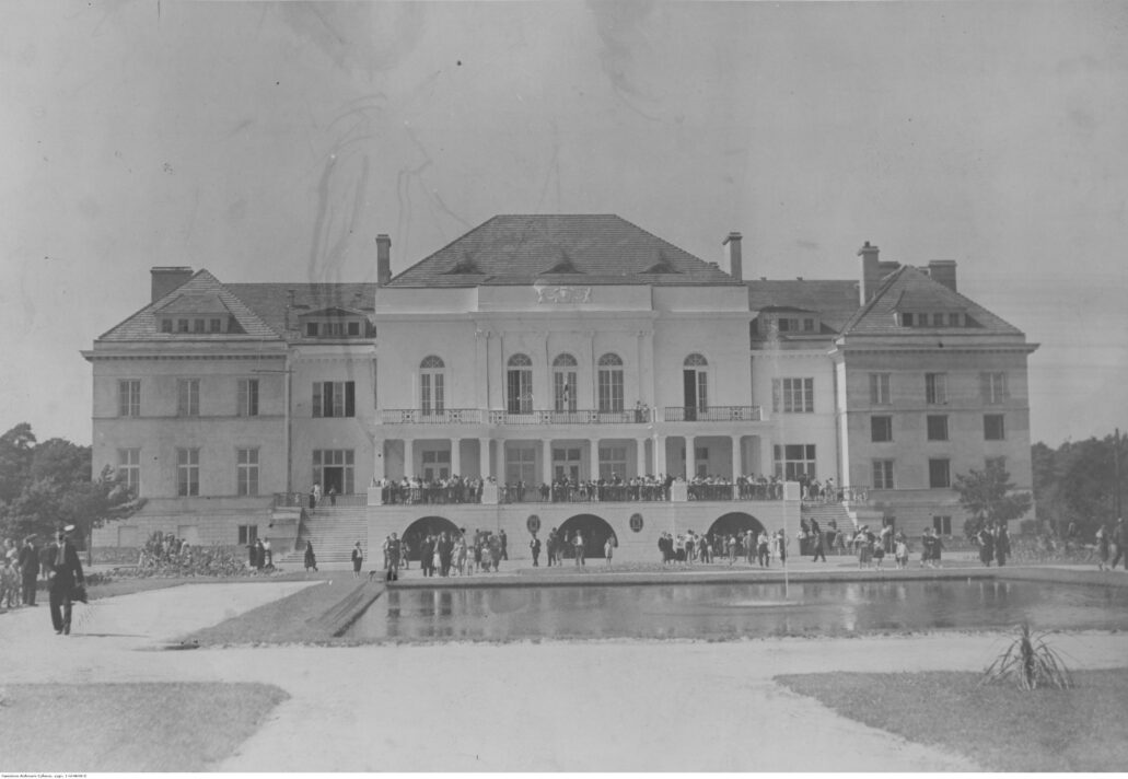 Otwock. Kasyno. Elewacja ogrodowa w 1933 r. po otwarciu budynku. Fot. Narodowe Archiwum Cyfrowe 1933